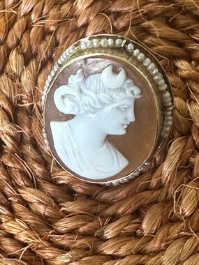 Vintage-Style Cameo Ring in Gold with White Cameo 14kt